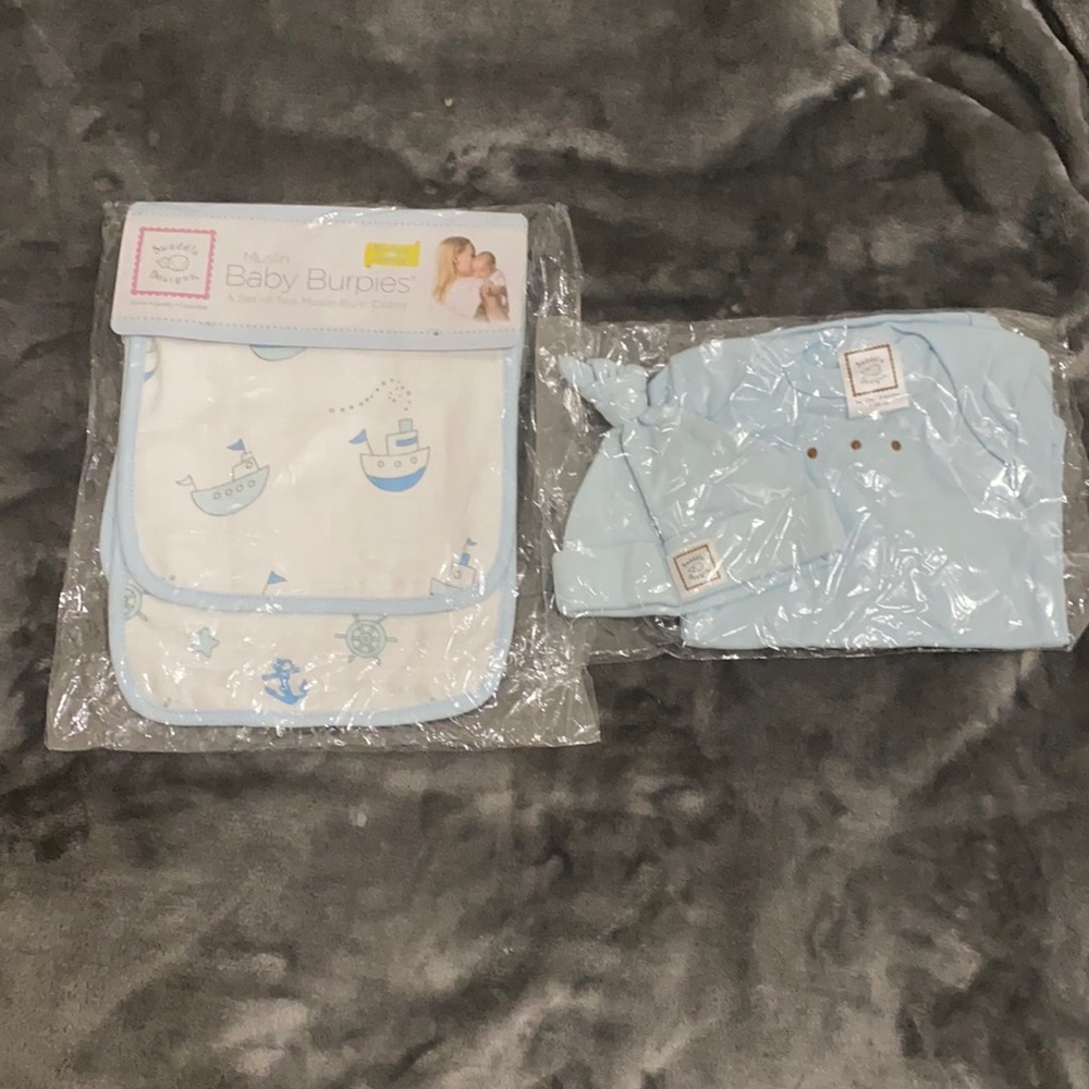 NEW Swaddle Design Onsie & Hat and Burp Cloth Set